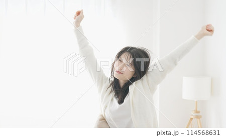 目覚めて伸びをする女性 目覚めて伸びをする女性 114568631