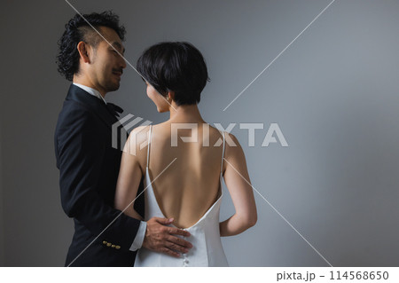 ウェディングドレスの女性 114568650