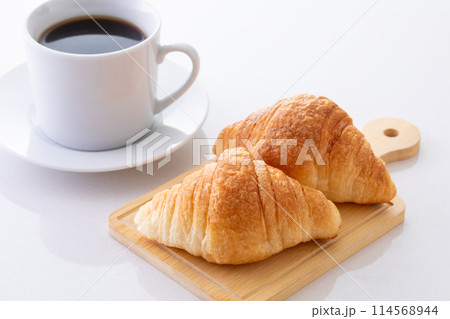 ミニクロワッサンとホットコーヒー 114568944