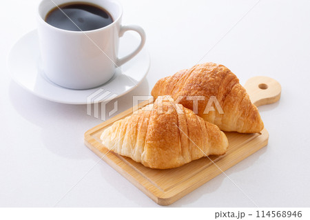 ミニクロワッサンとホットコーヒー ミニクロワッサンとホットコーヒー 114568946
