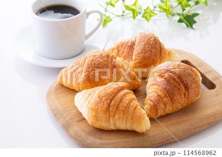 ミニクロワッサンとホットコーヒー 114568962