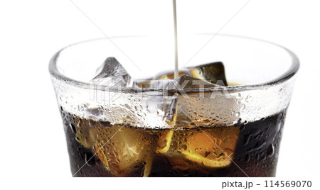 アイスコーヒー　（白背景） 114569070
