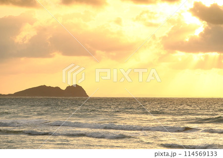 福岡県糸島市の野北海水浴場からみる芥屋の大戸 114569133