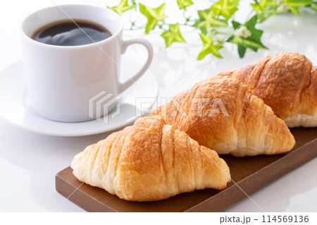 ミニクロワッサンとホットコーヒー 114569136