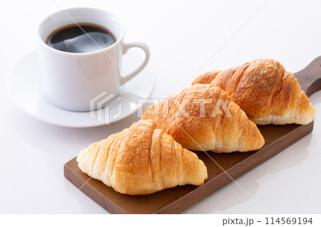 ミニクロワッサンとホットコーヒー 114569194