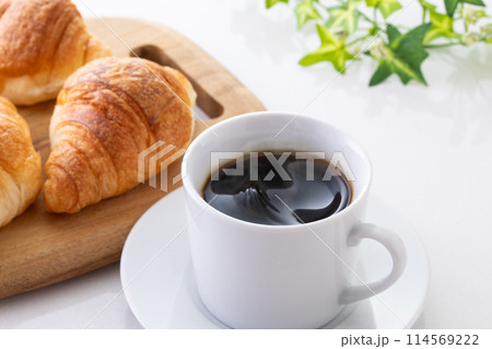 ホットコーヒーとミニクロワッサン 114569222