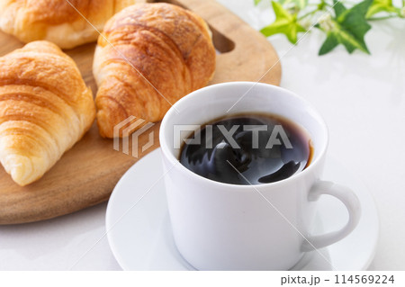 ホットコーヒーとミニクロワッサン 114569224