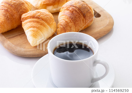 ホットコーヒーとミニクロワッサン 114569250