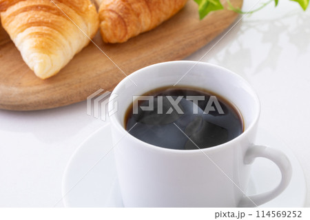 ホットコーヒーとミニクロワッサン ホットコーヒーとミニクロワッサン 114569252