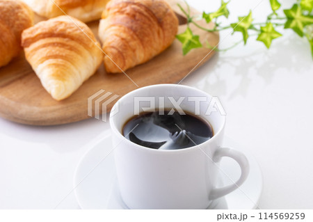 ホットコーヒーとミニクロワッサン 114569259