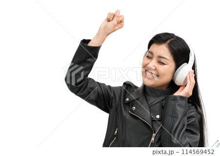 ヘッドホンで音楽を聴いて盛り上がる革ジャンを着た若い女性 114569452
