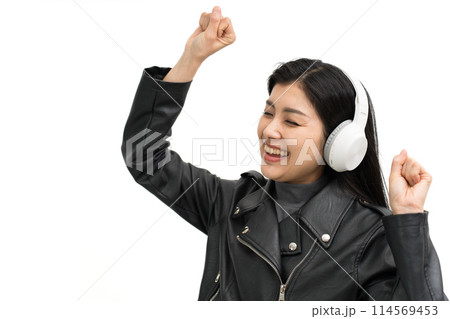 ヘッドホンで音楽を聴いて盛り上がる革ジャンを着た若い女性 ヘッドホンで音楽を聴いて盛り上がる革ジャンを着た若い女性 114569453