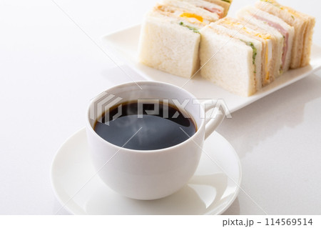 ホットコーヒーとサンドイッチ 114569514