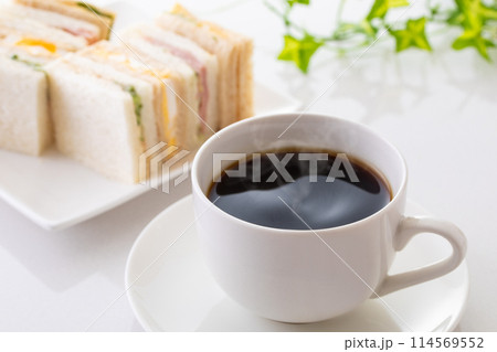 ホットコーヒーとサンドイッチ 114569552