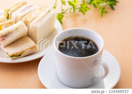 ホットコーヒーとサンドイッチ 114569557