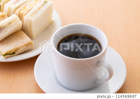 ホットコーヒーとサンドイッチ 114569697