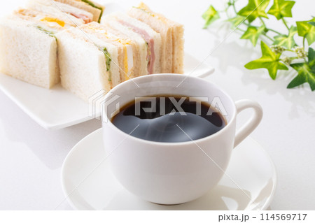 ホットコーヒーとサンドイッチ 114569717