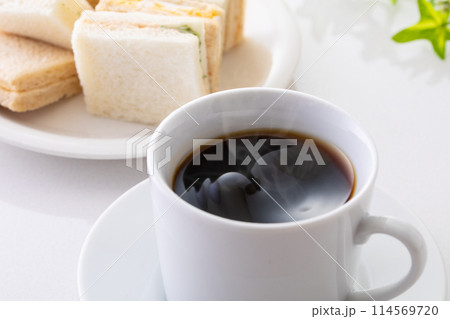 ホットコーヒーとサンドイッチ 114569720