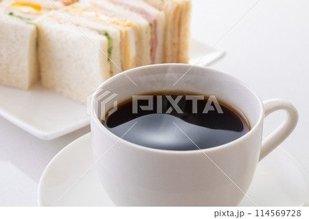 ホットコーヒーとサンドイッチ 114569728