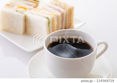 ホットコーヒーとサンドイッチ 114569729