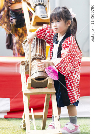 祭りで太鼓をたたく幼稚園児の女の子 114569796