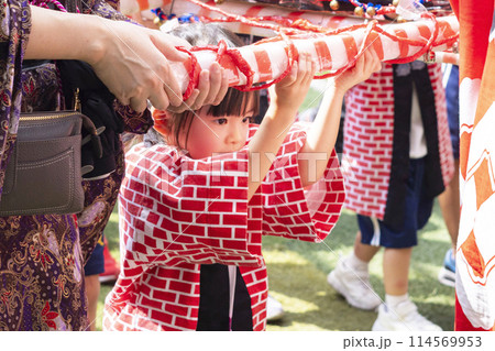 お祭りで神輿を担ぐ子供 お祭りで神輿を担ぐ子供 114569953
