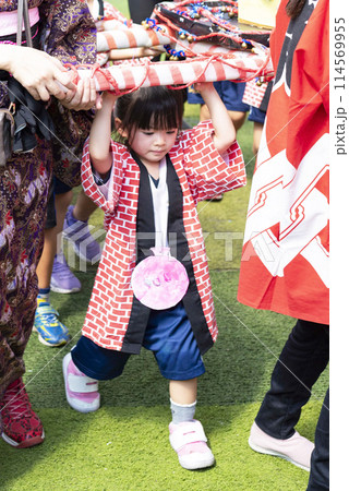 お祭りで神輿を担ぐ子供 お祭りで神輿を担ぐ子供 114569955