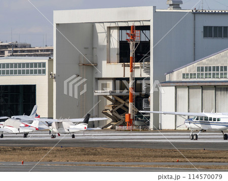 格納庫に設置された航空機用エレベーター 格納庫に設置された航空機用エレベーター 114570079