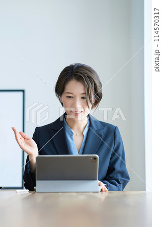 オンライン会議中のスーツ姿の女性 オンライン会議中のスーツ姿の女性 114570317