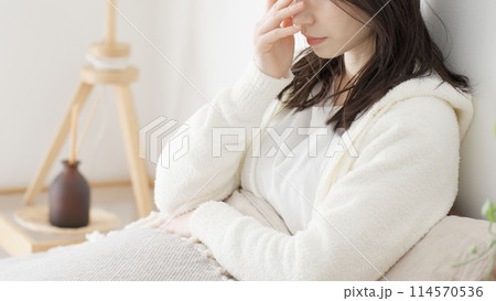朝、ベッドで悩む女性 114570536