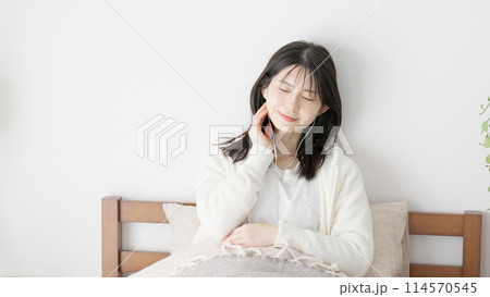 ベッドで音楽を聞く女性 114570545