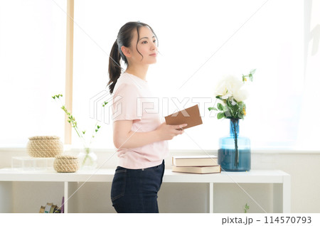 窓際で本を読む女性 窓際で本を読む女性 114570793