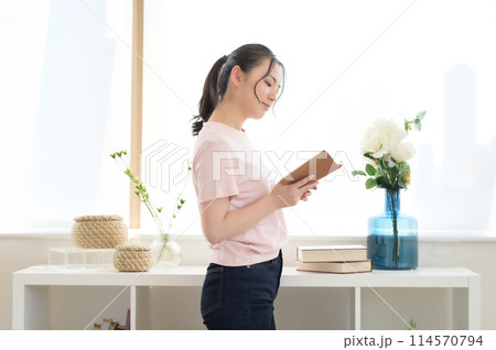 窓際で本を読む女性 窓際で本を読む女性 114570794