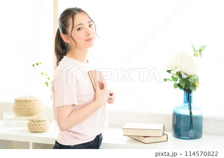 窓際で本を読む女性 114570822
