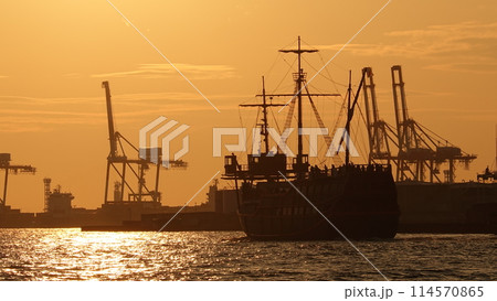 大阪湾の夕焼けと帆船 114570865