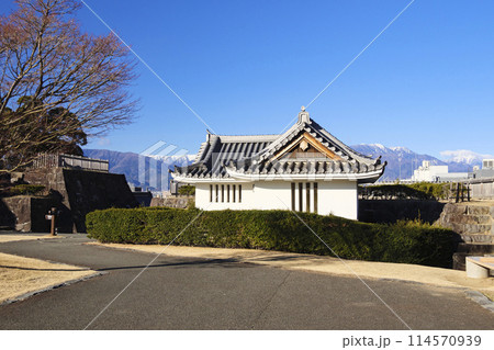 冬の晴れた山梨県甲府市甲府城の冬 冬の晴れた山梨県甲府市甲府城の冬 114570939