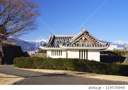 冬の晴れた山梨県甲府市甲府城の冬 冬の晴れた山梨県甲府市甲府城の冬 114570940