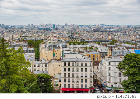 フランスのパリのきれいな街並みの景色 114571365