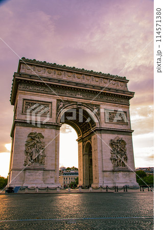 フランスのパリのきれいな街並みの景色 114571380