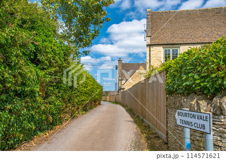 イギリスの郊外のきれいな街並みの残るコッツウォルズの景色 イギリスの郊外のきれいな街並みの残るコッツウォルズの景色 114571621