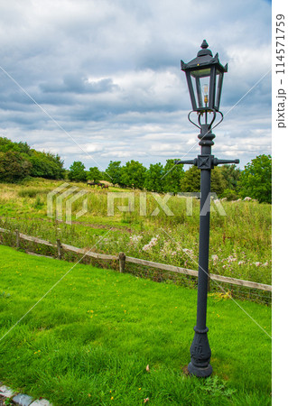 イギリスの郊外のきれいな街並みの残るコッツウォルズの景色 114571759