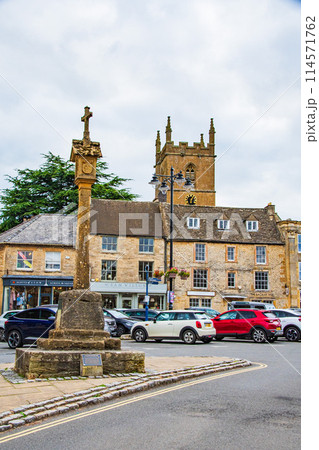 イギリスの郊外のきれいな街並みの残るコッツウォルズの景色 114571762