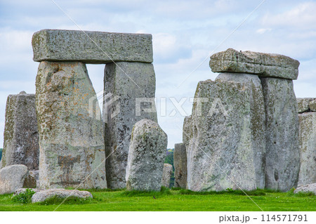 ロンドンの郊外にある世界遺産のストーンヘンジの風景 ロンドンの郊外にある世界遺産のストーンヘンジの風景 114571791