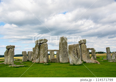 ロンドンの郊外にある世界遺産のストーンヘンジの風景 ロンドンの郊外にある世界遺産のストーンヘンジの風景 114571799