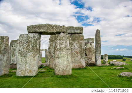 ロンドンの郊外にある世界遺産のストーンヘンジの風景 ロンドンの郊外にある世界遺産のストーンヘンジの風景 114571803