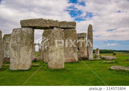 ロンドンの郊外にある世界遺産のストーンヘンジの風景 114571804