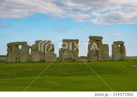 イギリスのロンドン郊外にある世界遺産のストーンヘンジの景色 114571902