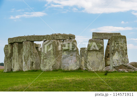 イギリスのロンドン郊外にある世界遺産のストーンヘンジの景色 イギリスのロンドン郊外にある世界遺産のストーンヘンジの景色 114571911