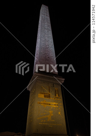 フランスのパリの夜の街並み フランスのパリの夜の街並み 114571942