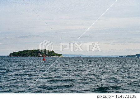 東京湾に浮かぶ無人島の猿島 東京湾に浮かぶ無人島の猿島 114572139